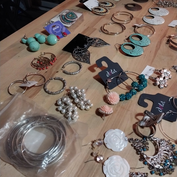 Earrings bundle 68 pairs - Picture 3 of 4